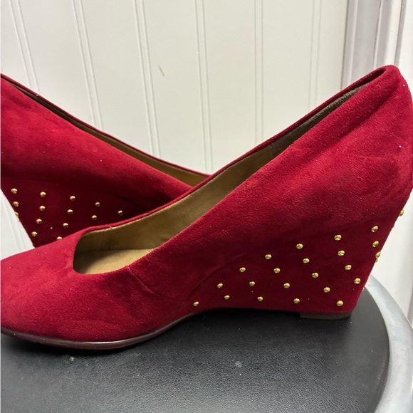 AEROSOLES Burgundy Wedges with Gold Studs - Picture 1 of 6